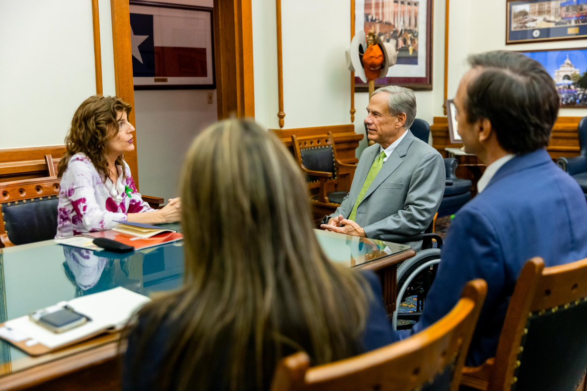 GovAbbottPress's tweet image. Today, Governor @GregAbbott_TX met with the Ambassador of Spain to the U.S., Ángeles Moreno Bau.
They discussed strengthening the economic relationship between Texas & Spain.
Spain currently has 100+ active investment projects in Texas.
More here: bit.ly/4kNIqvu