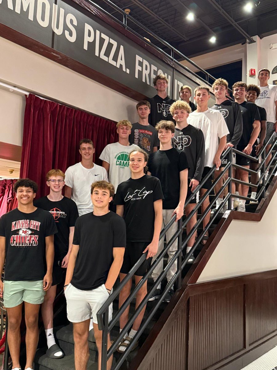 1️⃣7️⃣u Black ⚫️ with some GREAT 🤩 hoops, finishing their season with a 4️⃣-0️⃣ record at the Recruit Looks Tournament in Chicago‼️

A very solid group, and the SKILL is there! Thanks for choosing Sanford!

⚫️ and ⚪️ bonded with some dinner as well!

#SanfordSports | #TogetherAsOne