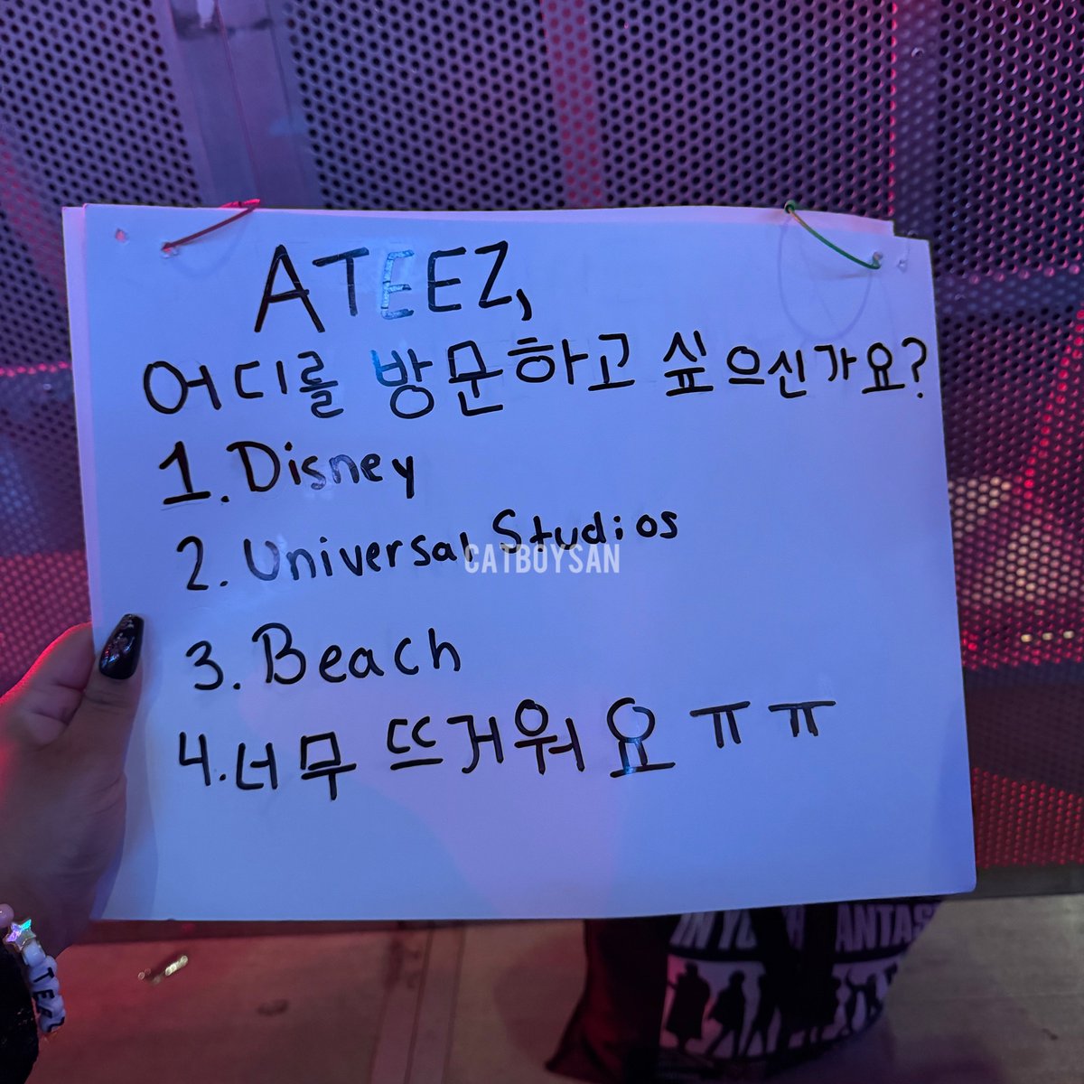catboysan's tweet photo. SAN REACTING TO MY “ateez, what do you want to do in Orlando?” SIGN AND LAUGHING HES SO ADORABLE

he picked #4 which is “its too hot to do anything 😭”

#ATEEZ #에이티즈 #AteezInYourFantasy #InYourFantasy #InYourFantasyTour #ATEEZinORLANDO #SAN #산 https://t.co/HnT0QjBDYF
