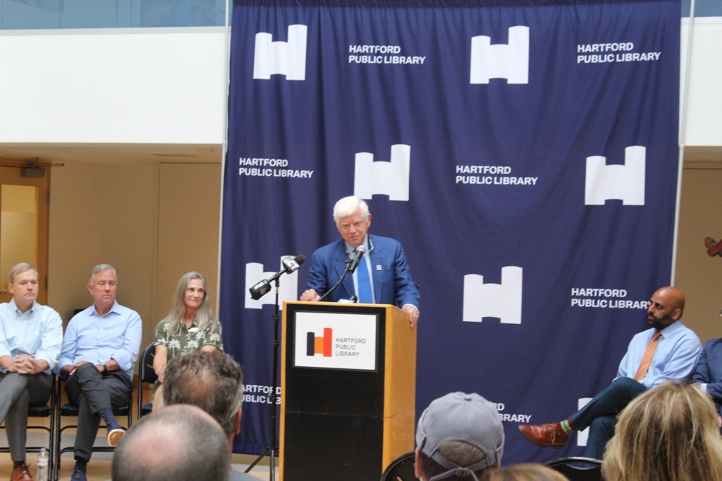 RepJohnLarson's tweet image. It was great to help launch the new restoration campaign at Hartford Public Library. I was proud to see federal funding support the opening of the Albany Avenue and Barbour St. branches & am working to deliver new investments to expand library services throughout the community.