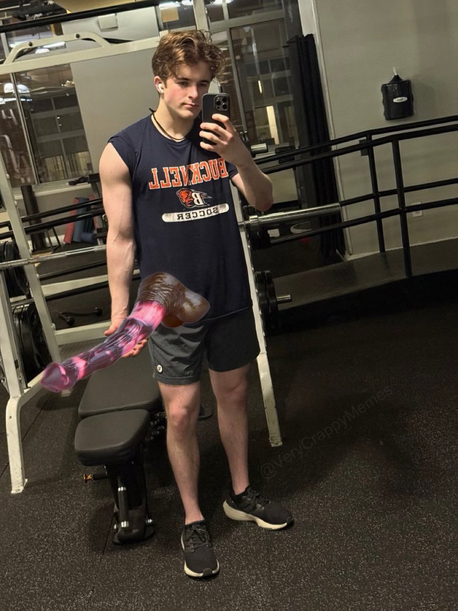 VeryCrappyMemes's tweet image. I can only hope the huge gains I make in followers is equal to the huge gains Harry Sisson makes when he hits the gym.