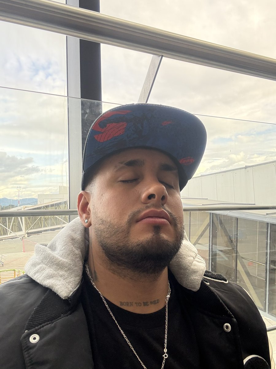 mikemaquinadel's tweet image. Perdí mi vuelo por los pendejos de @arajetairlines, chinguen a su madre, pinche aerolínea culera mejor me hubiera ido nadando.
Tuve que comprar otro boleto y esperar 4 horas.
La primera vez dije bueno igual era culpa del AIFA, pero no al parecer el pendejismo es la política de la…
