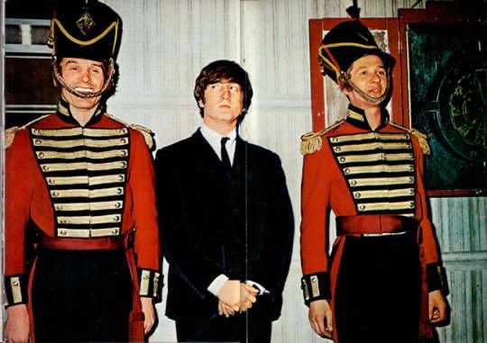 apple_c0rps's tweet image. john lennon trying to act tough beside some british officers