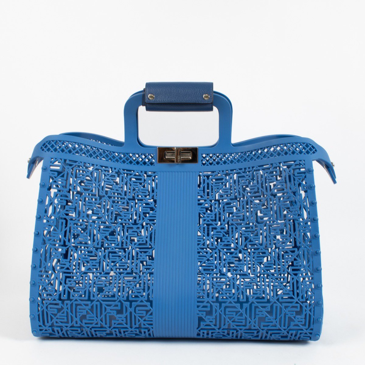 KikiMioBS's tweet image. E temos look da Andy no set de #TheDevilWearsPrada2: vestido Gabriela Hearst e bolsa Fendi!