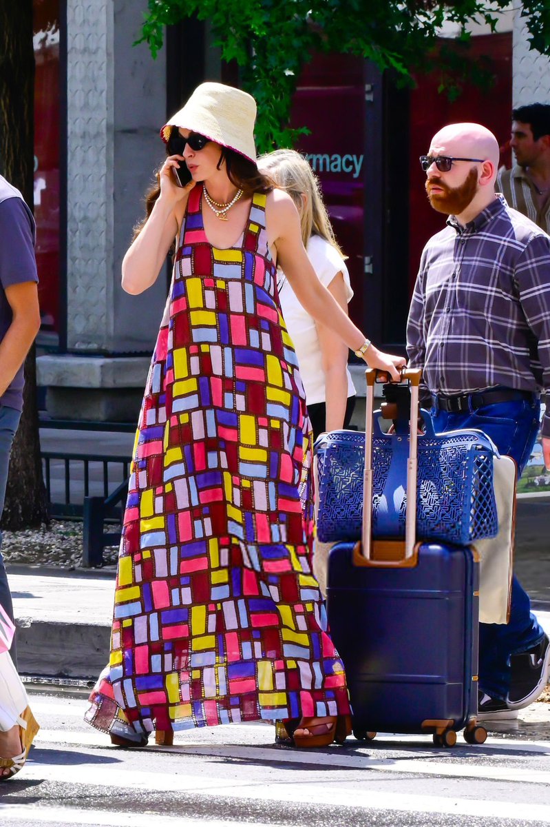 KikiMioBS's tweet image. E temos look da Andy no set de #TheDevilWearsPrada2: vestido Gabriela Hearst e bolsa Fendi!