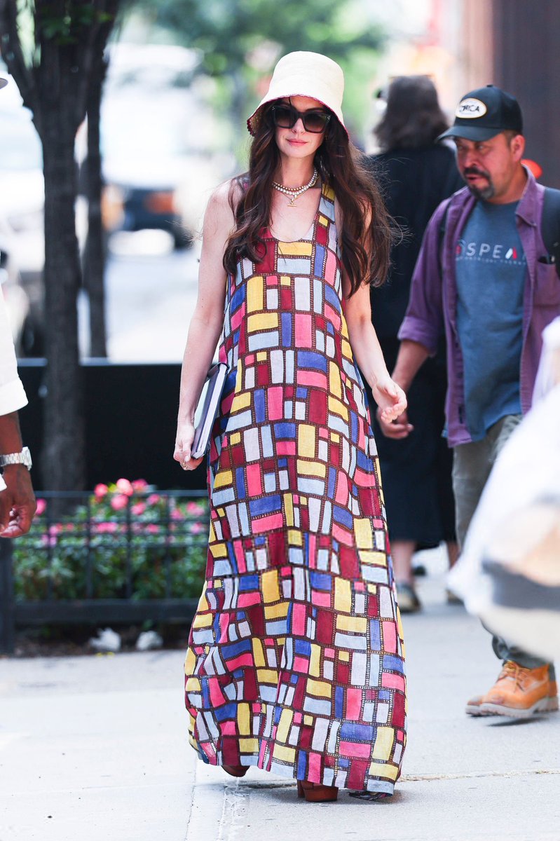 KikiMioBS's tweet image. E temos look da Andy no set de #TheDevilWearsPrada2: vestido Gabriela Hearst e bolsa Fendi!