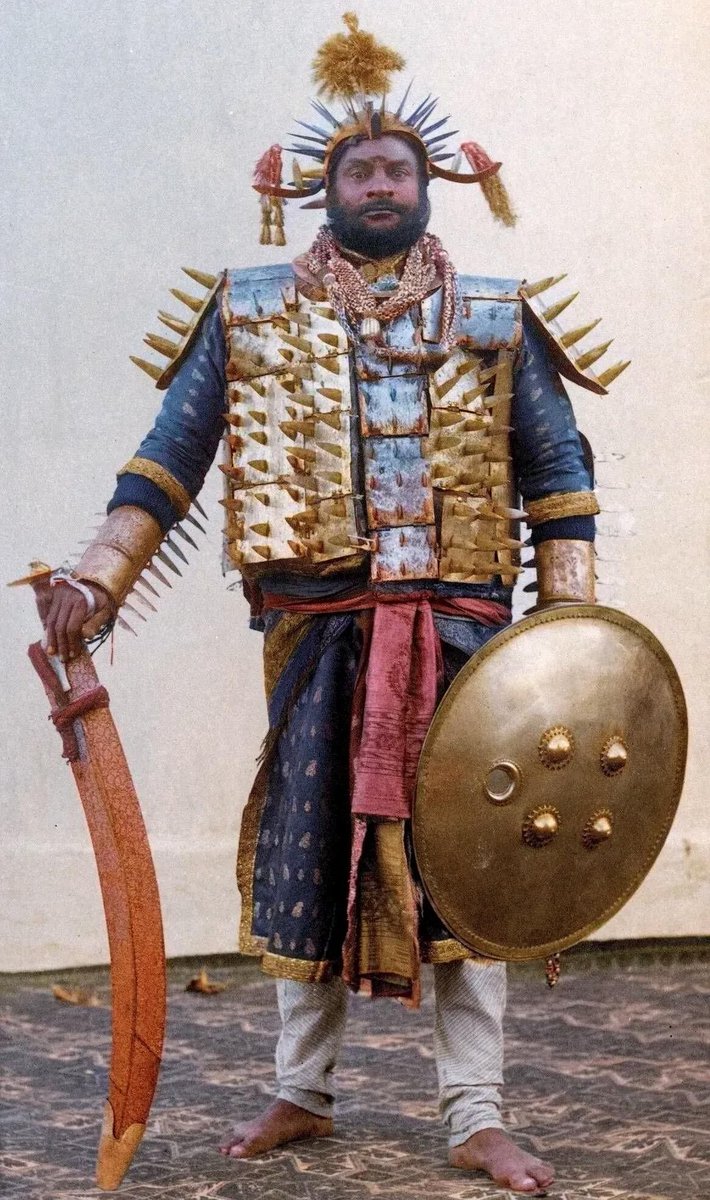 archaeologyart's tweet image. Photograph of the Lord High Executioner from Rewah, located in Central India, around 1898. Captured by the photographic firm Bourne & Shepherd, this striking image was later published in "Peoples of All Nations" in 1922.
The executioner is seen adorned in a distinctive armor…