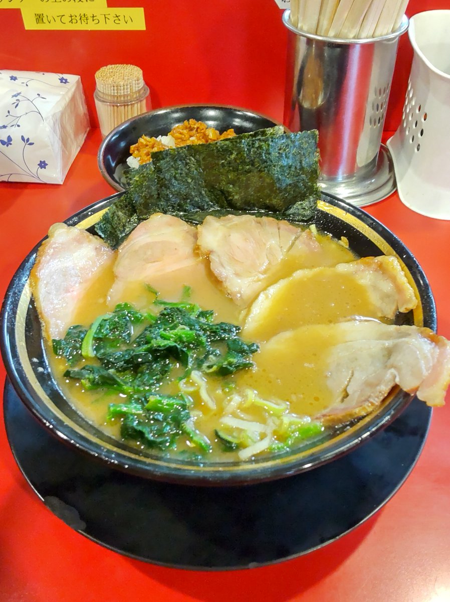 Surf09230428's tweet image. 王道家直系 家系ラーメン 熊田家さん🍜
味噌チャーシュー麺 バラ2枚🍖🍖
見た目より濃厚な味噌スープが堪らない😋
厚みがあって食べ応えがあるロース🥩
家系味噌🍜個人的にNo.1は熊田家さん🐻
美味しかったです😋ご馳走様でした🙇
#王道家直系家系ラーメン熊田家
#つくばみらい市