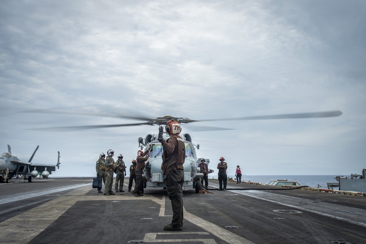 US7thFleet's tweet image. U.S. Sailors conduct flight operations on the flight deck of the Nimitz-class aircraft carrier USS Carl Vinson (CVN 70) in the South China Sea, July 17.
📸 by MCSN Amber Rivette
#USNavy | #ForgedByTheSea