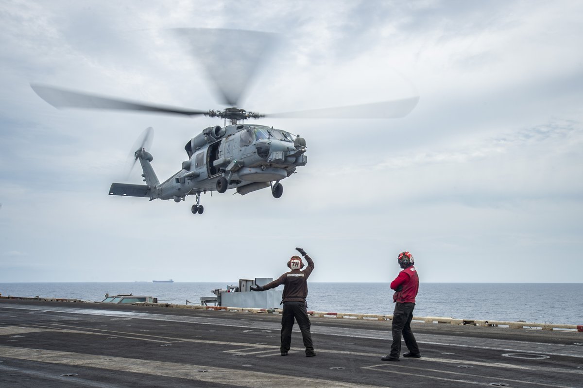 US7thFleet's tweet image. U.S. Sailors conduct flight operations on the flight deck of the Nimitz-class aircraft carrier USS Carl Vinson (CVN 70) in the South China Sea, July 17.
📸 by MCSN Amber Rivette
#USNavy | #ForgedByTheSea
