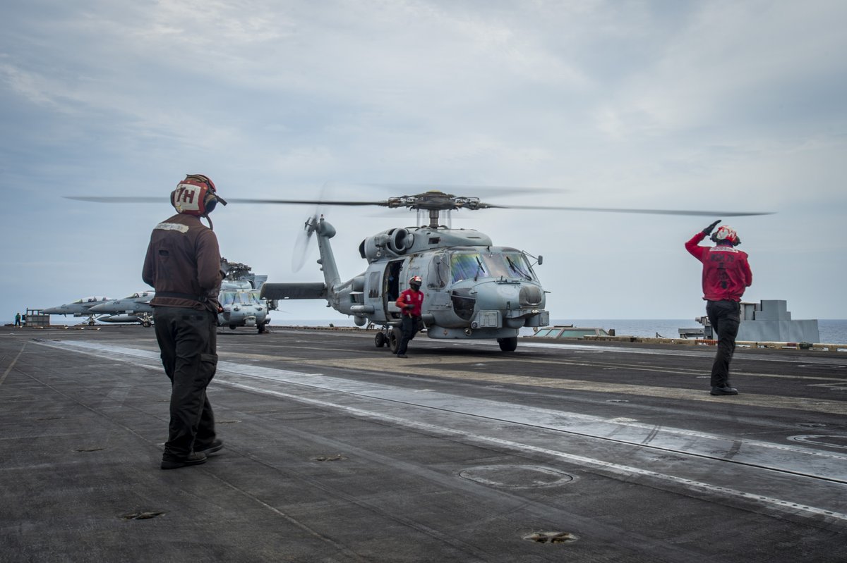 US7thFleet's tweet image. U.S. Sailors conduct flight operations on the flight deck of the Nimitz-class aircraft carrier USS Carl Vinson (CVN 70) in the South China Sea, July 17.
📸 by MCSN Amber Rivette
#USNavy | #ForgedByTheSea