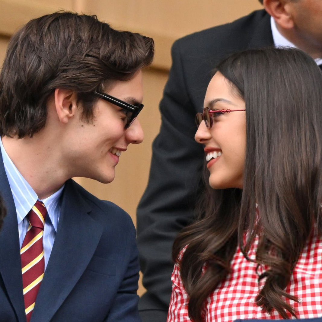 updateoliviabr's tweet image. Olivia Rodrigo em canção descartada do “SOUR”:
“Mal posso esperar pra me apaixonar de novo
Por alguém melhor, que esteja presente em tudo
Que faça o jantar pra mim e atenda minhas ligações
Por sua causa, eu sei exatamente o que quero
Eu sei o que é amor — e sei o que não é
E…
