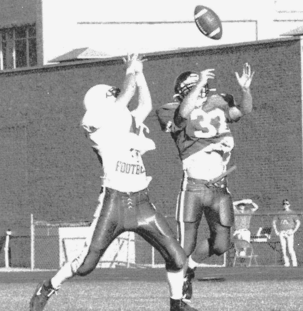 CovCathFBAlumni's tweet image. 32 days until the 2025 Covington Catholic football season kicks off!!
#RollColonels #WASTWND #Team59
(@CovCathFootball retired jersey #32, worn by Mike Caple †, a 2yr starter at halfback/linebacker, following Caple's death during his junior year at Cov Cath in Dec 1995.)