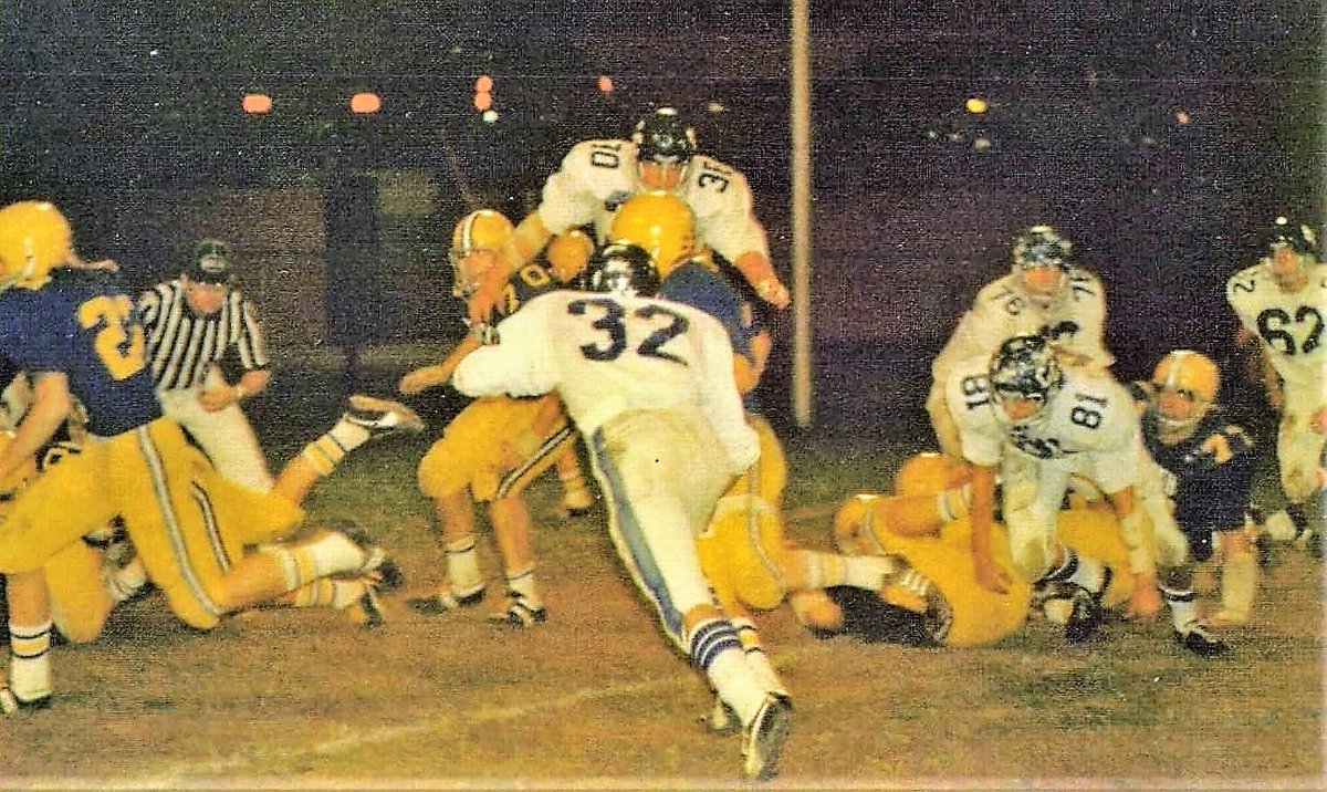 CovCathFBAlumni's tweet image. 32 days until the 2025 Covington Catholic football season kicks off!!
#RollColonels #WASTWND #Team59
(@CovCathFootball retired jersey #32, worn by Mike Caple †, a 2yr starter at halfback/linebacker, following Caple's death during his junior year at Cov Cath in Dec 1995.)