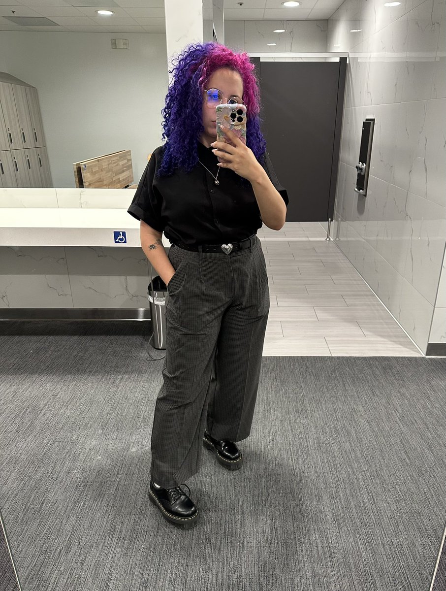 devilmaycats's tweet image. Bought a bunch of clothes for work when I was in Japan and I really like today’s fit

Also, when do you break in doc martens????? bc my heels always tear/hurt when I wear them🥲🥲🥲