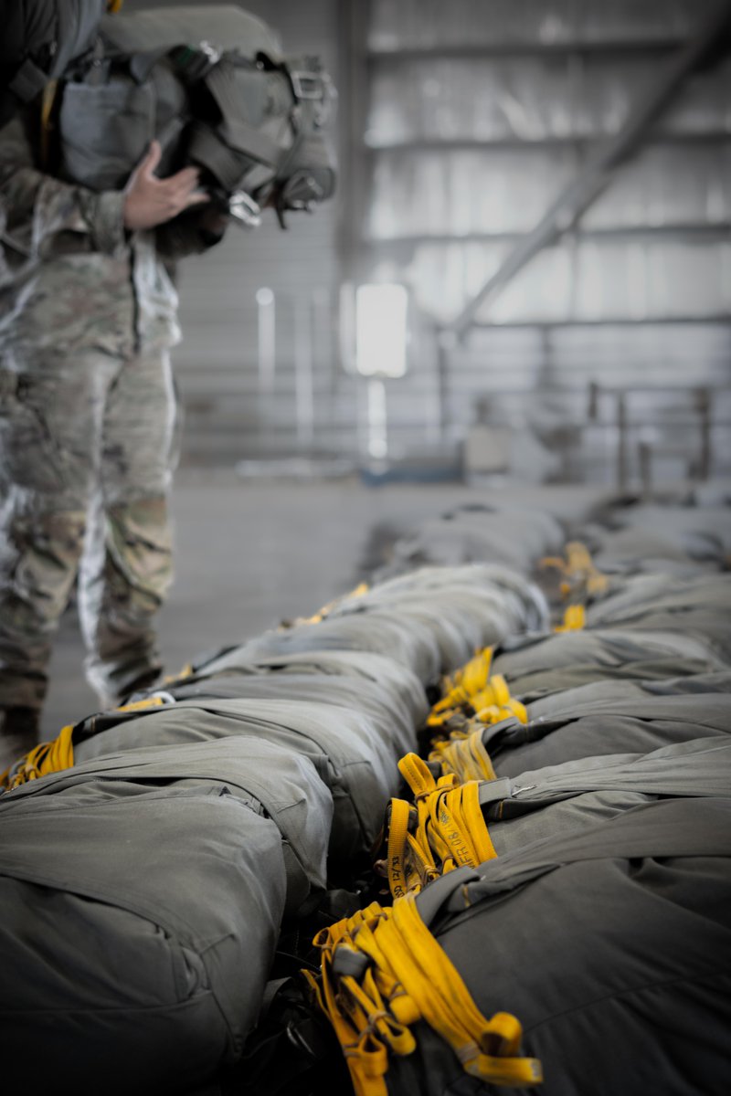 I_Corps's tweet image. Stronger together, right from the jump 💪 🪂
11th Airborne Division conducted joint airborne training as part of Exercise Talisman Sabre 25. The hands-on prep ensures partner forces are ready to jump safely and effectively during combined static-line airborne operations!