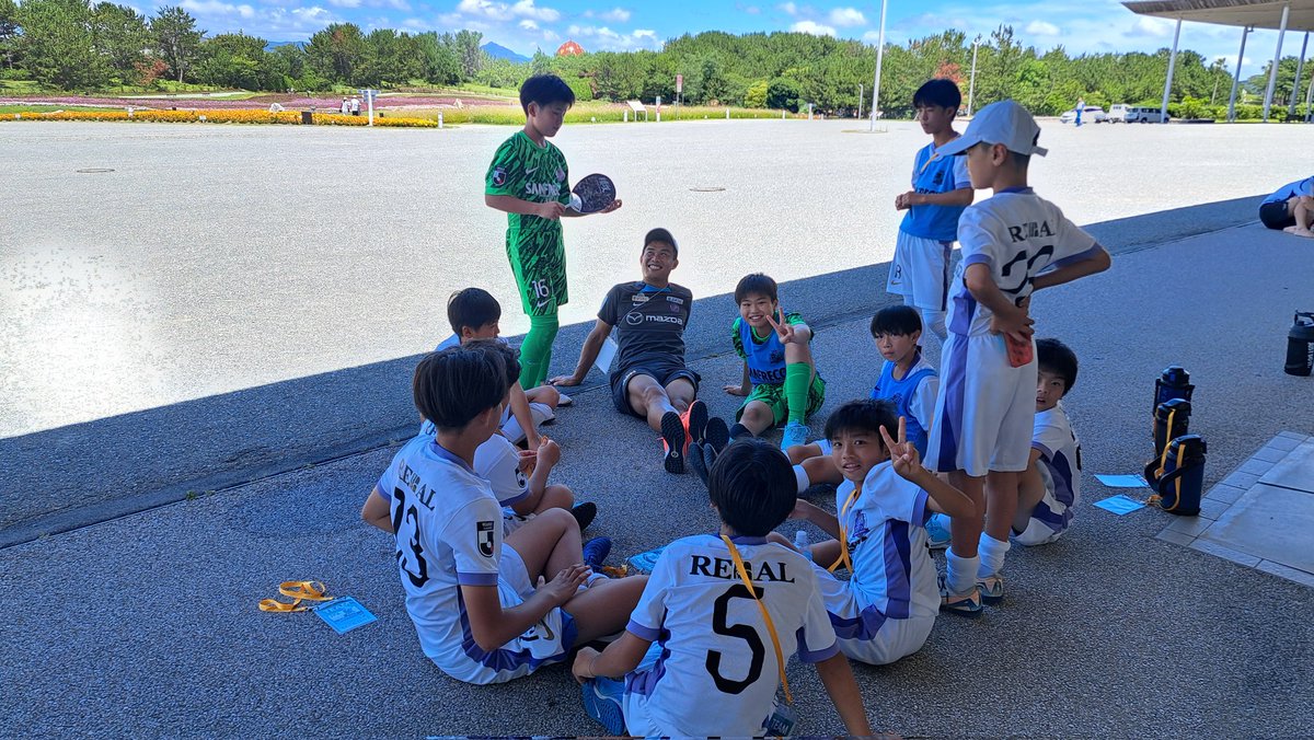 sfc_school's tweet image. 【フジパンCup中国大会】
山口県で開催された歴史ある大会。
サンフレJr.も参加させていただきました。成長と悔しさを学びました🤗
そして、知っていてほしいこと。
大会開催までに地道に準備をされてきた方がいること。
毎日、朝5時に会場に来て設営等で汗を流しておられた関係者の存在。