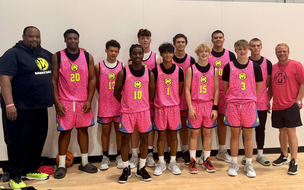JustinBrown2028's tweet photo. Our Martin Bros 15U season came to an end this past weekend in Chicago.  Here are a few clips.  @MartinBrosAAU @RiseCircuit @PrepHoopsIA @PrepHoopsScout @tonysroe https://t.co/CtXqjnjyJS