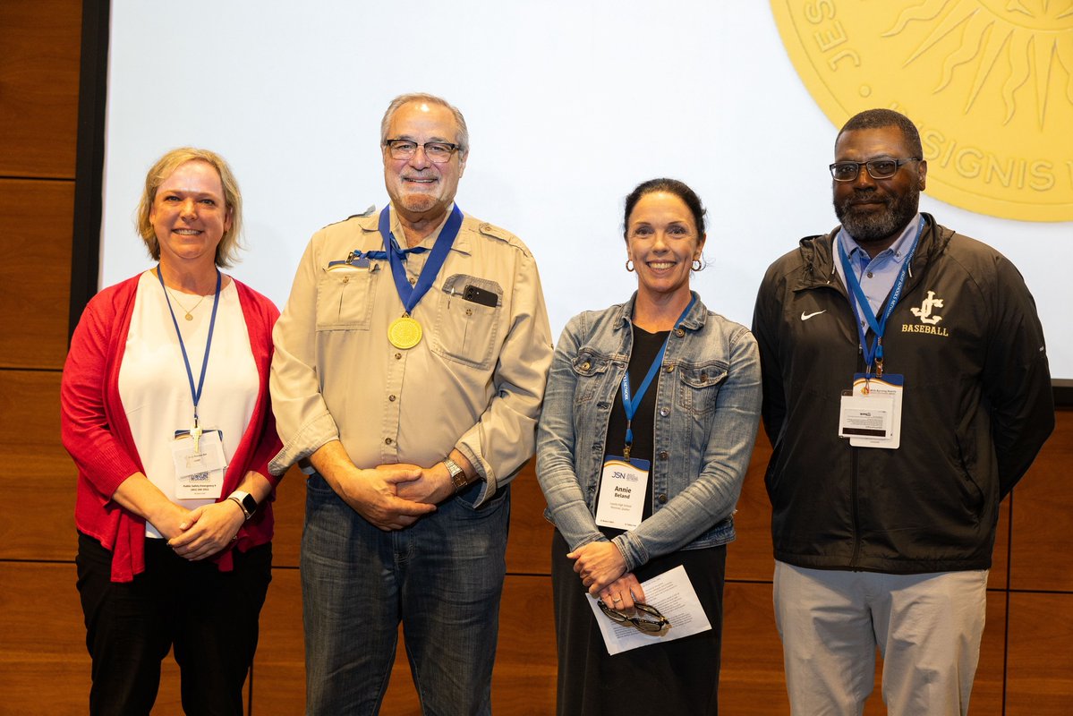 briangpaulson's tweet image. Congrats to Fr. Len Altilia, SJ, who received the JSN Insignis Award at the 2025 Jesuit Schools Network Colloquium in June, honoring Ignatian educators for exceptional dedication, leadership and service in secondary ed. Fr. Altilia has devoted over 50 years to Jesuit education.