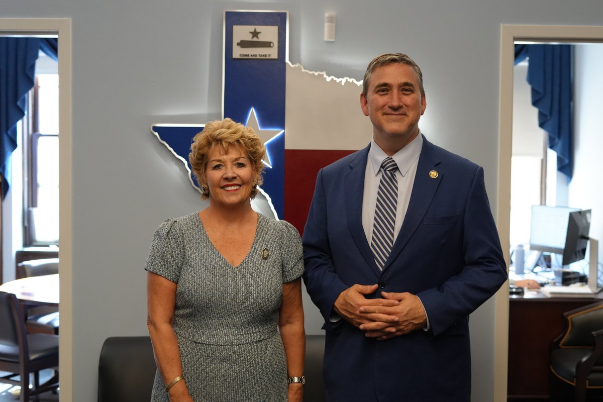 RepNateMoran's tweet image. Honored to meet with Ambassador H.E. Geraldine Byrne Nason of Ireland. America and Ireland’s partnership remains steadfast. 🇺🇸🇮🇪