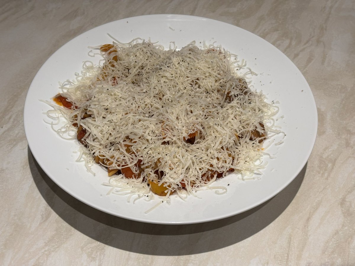 Delicious sausage ragu tonight, onion, garlic, red and yellow peppers, tomatoes and sausage of course flavoured with fennel seeds, paprika, oregano and as always black pepper finished with grated Parmesan 😋😋😍😍