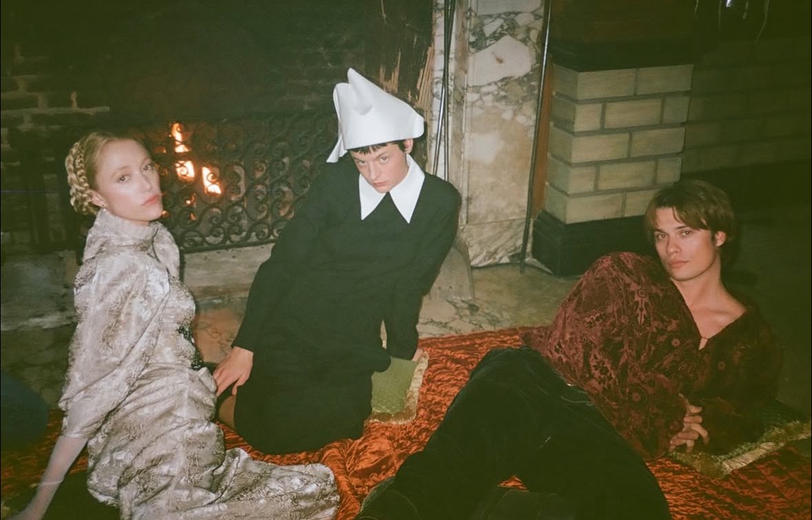 FilmUpdates's tweet image. Maika Monroe, Emma Corrin and Nicholas Galitzine on the set of Julia Jackman’s ‘100 NIGHTS OF HERO’ 📸