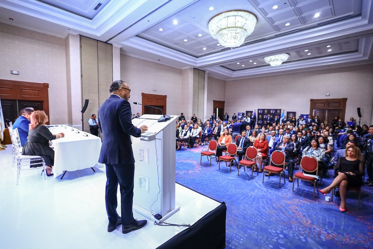 ECastroES's tweet image. Esta mañana, participé en el Encuentro Binacional de los Servicios de Facilitadores Judiciales de El Salvador y Guatemala.

Agradezco al presidente de la @CorteSupremaSV, Henry Mejía, y a la magistrada Elsy Dueñas Lovos por la invitación.