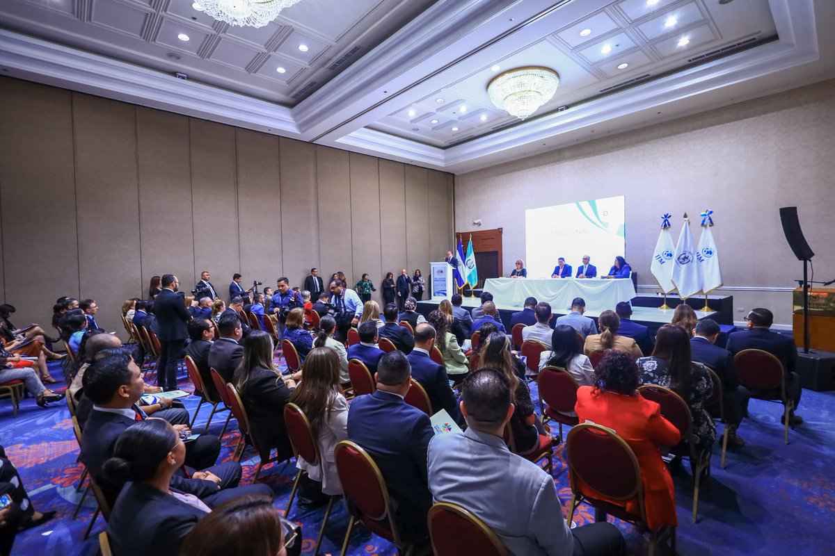 ECastroES's tweet image. Esta mañana, participé en el Encuentro Binacional de los Servicios de Facilitadores Judiciales de El Salvador y Guatemala.

Agradezco al presidente de la @CorteSupremaSV, Henry Mejía, y a la magistrada Elsy Dueñas Lovos por la invitación.