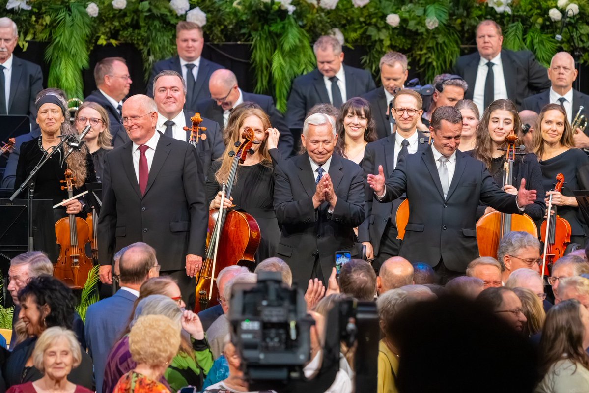 TheTabChoir's tweet image. Take a look at these moments from the special 5,000th episode of Music & the Spoken Word that aired last Sunday, July 13! If you missed it, you can watch the broadcast by clicking the link—youtube.com/live/XuVCPhuX9…