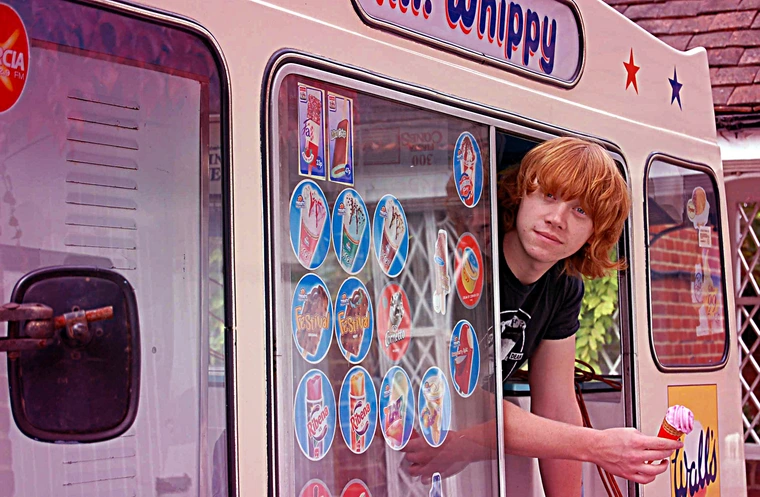 HPMoviesNews's tweet image. Fun fact🌟: After filming Harry Potter, Rupert Grint bought an icecream van, fulfilling a lifelong dream. He drove it through English villages, handing out free icecream. 🍦
® Harry Potter | #HarryPotter