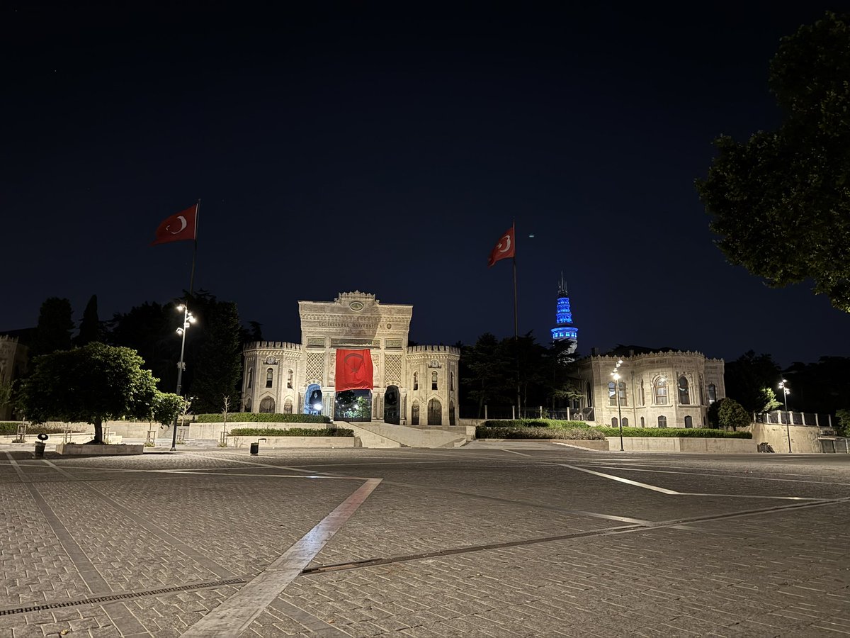Cetres1's tweet image. İstanbul’dan geceye bir kare…