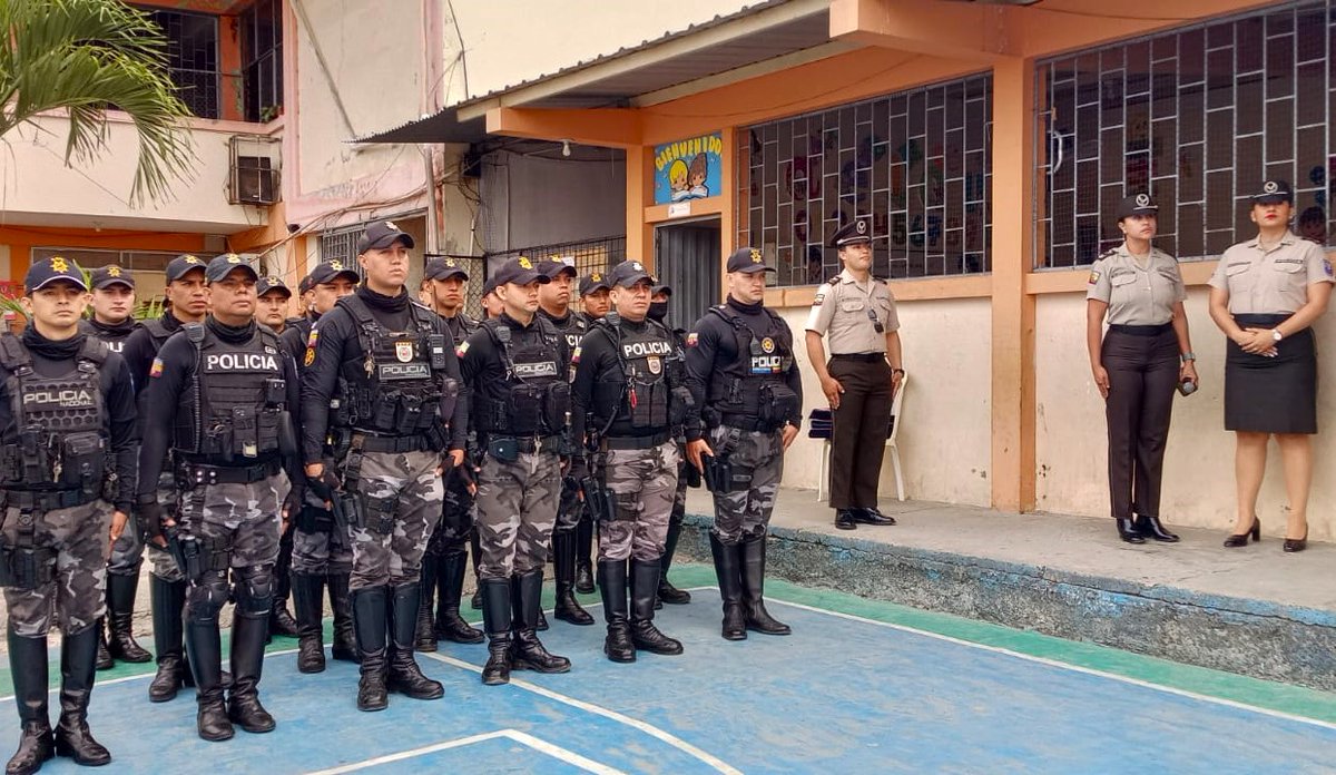 EducacionZ4_Ec's tweet photo. [PORTOVIEJO] Junto a la @PoliciaEcuador fuimos parte el #MomentoCívico y la posesión del Consejo Estudiantil en la Escuela Juan Montalvo. 🏫

Además, se informó sobre el "Uso responsable de las redes sociales".  🛜

#ComunidadesEducativasSeguras y Protectoras. 🚓
#ElNuevoEcuador https://t.co/NyqGNCCyFJ