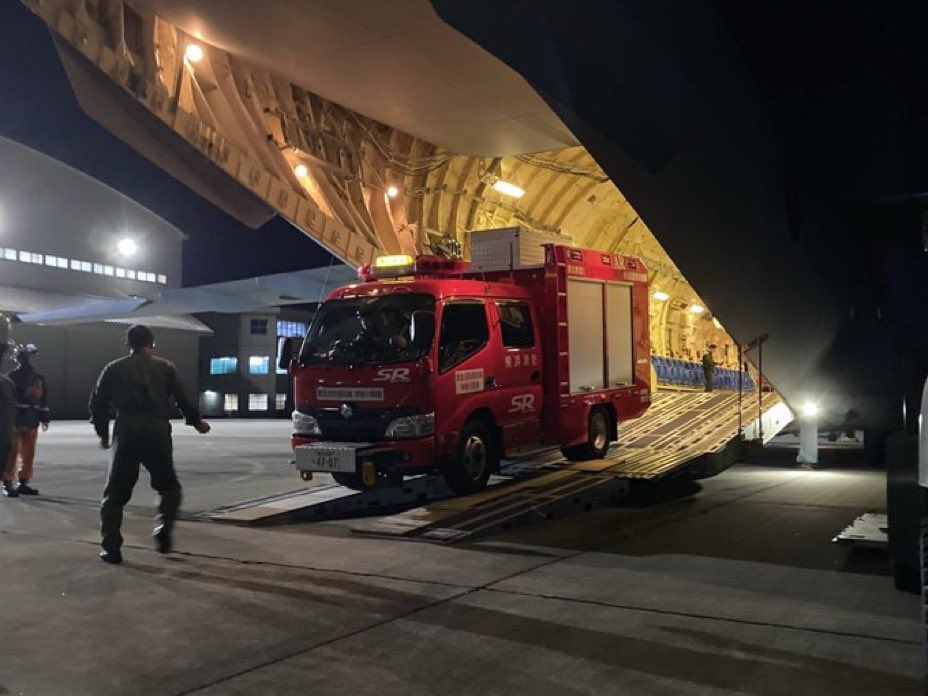 trucknakanohito's tweet image. 被災地に続く道が塞がっていれば空から届ける。能登半島地震の際には航空自衛隊のC-2輸送機がレスキュー車を空路で運んで被災地での救助活動を助けたんです。