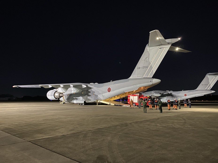 trucknakanohito's tweet image. 被災地に続く道が塞がっていれば空から届ける。能登半島地震の際には航空自衛隊のC-2輸送機がレスキュー車を空路で運んで被災地での救助活動を助けたんです。