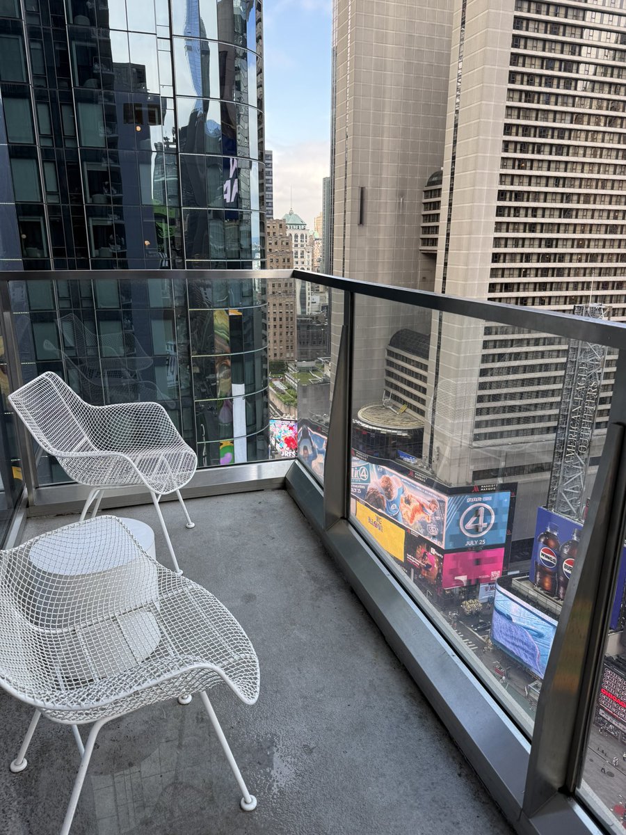 mofongoyuca91's tweet image. Enjoying the view from @EDITIONHotels in Time square
#Summer #NYC #relaxingtime