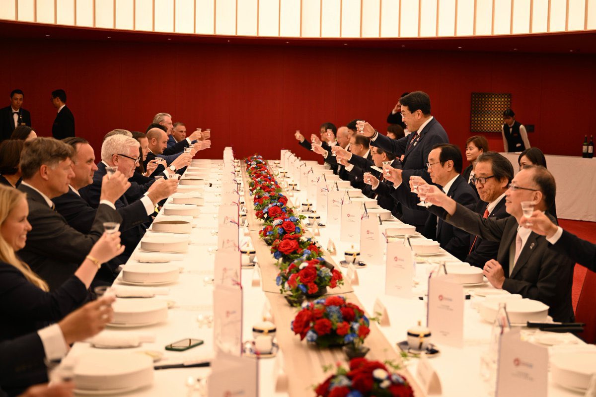 USAenEspanol's tweet image. Vicesecretario Landau: Tuve el honor de ser incluido en la delegación oficial del Presidente Trump para representar a nuestro país en la Feria Mundial @expo2025_Japan en Osaka, Japón. El lugar estaba repleto y nuestro @USA_Pavilion_ recibió su millonésimo visitante mientras…