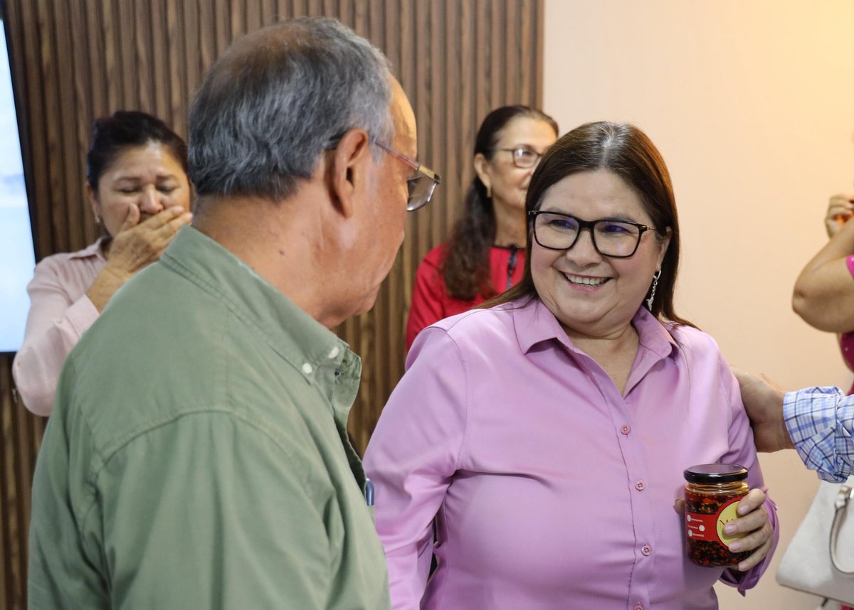 imeldacastromx's tweet image. Este lunes sostuve una reunión con la Agrupación Social Alimentos Sustentables Sinaloa y especialistas en la mesa La Salud Mental y los Alimentos.
Dialogamos sobre los retos en salud mental y programas impulsados por el @GobiernoMX, como Salud Casa por Casa, la pensión a adultos…