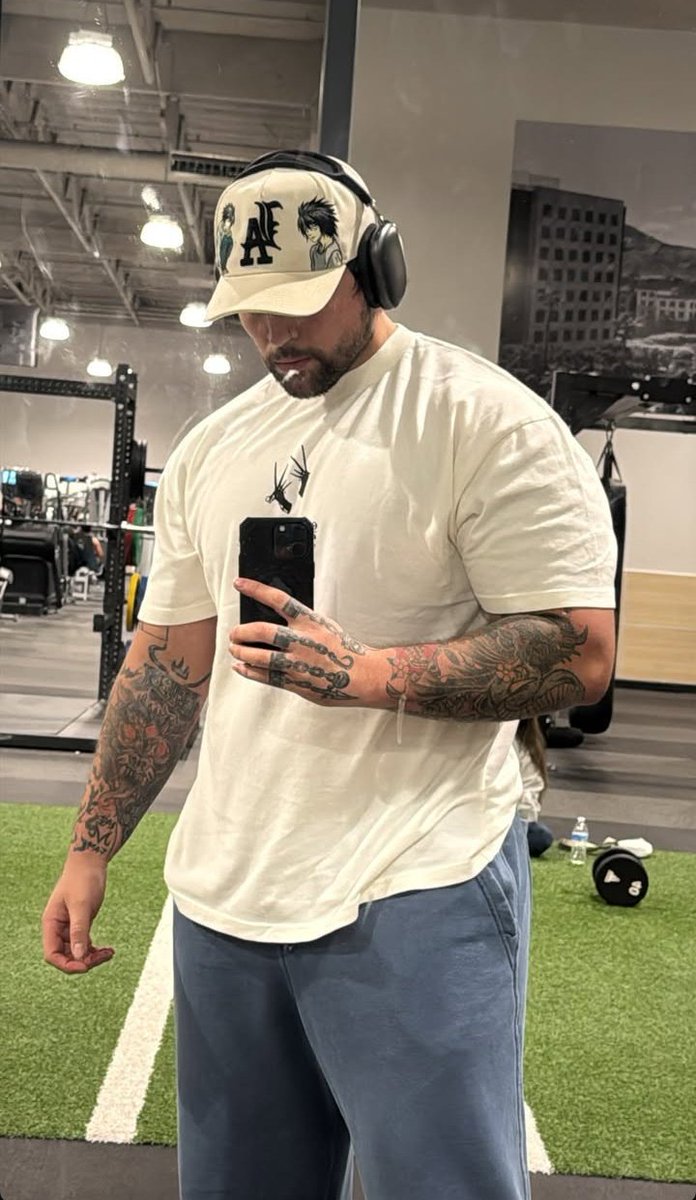 nanafautora's tweet image. como eu vou fazer chegar em todas as ratinhas de academia que eu escrevi um ratinho de academia tatuado de 1,93 que é apaixonado na melhor amiga e fica encantado observando os músculos das costas dela?