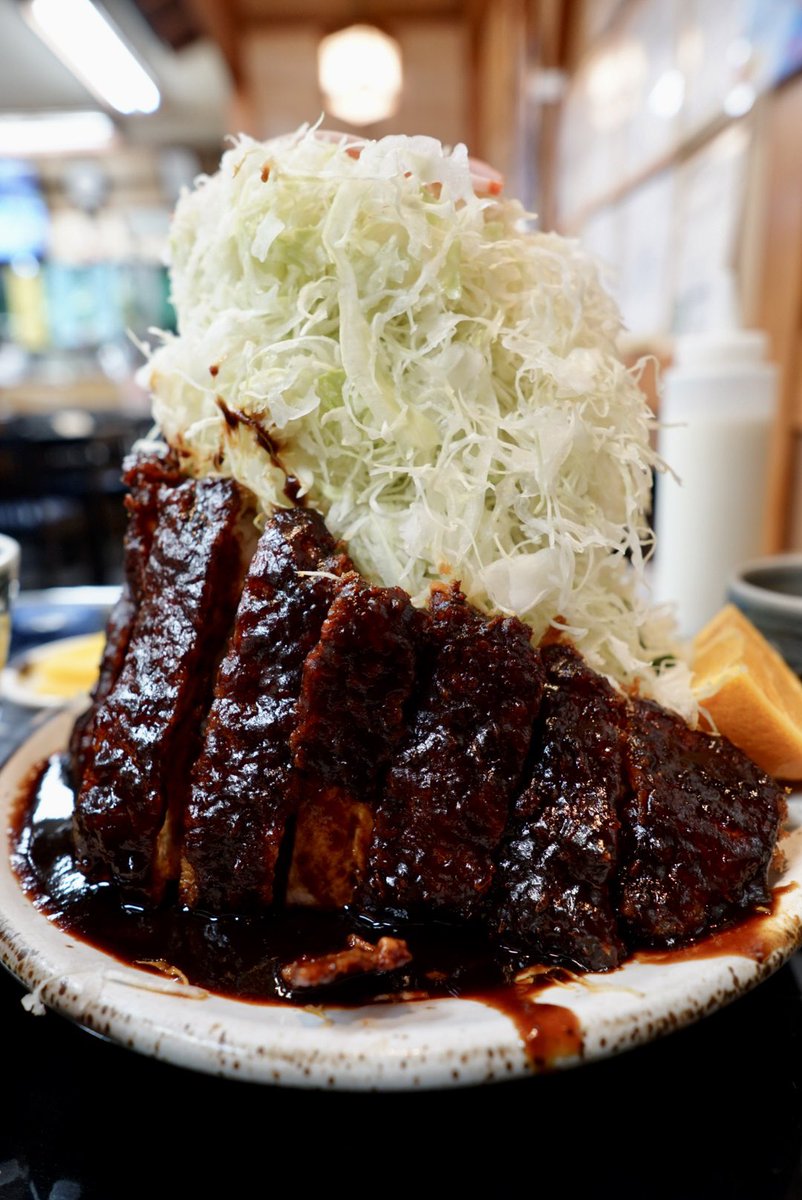 NovembrineFG's tweet image. 土曜の晩飯
尾頭橋の葉栗屋で味噌カツ定食。キャベツが山のようだけど、これは一番多い「普通」の一つ下の「気持ち控え」。でもまあ多いとはいえ所詮キャベツなんて草みたいなもんなので食べ切れたけど、見た目以上にぎっしり詰まったキャベツなのでなかなか強かった。健康になった。
