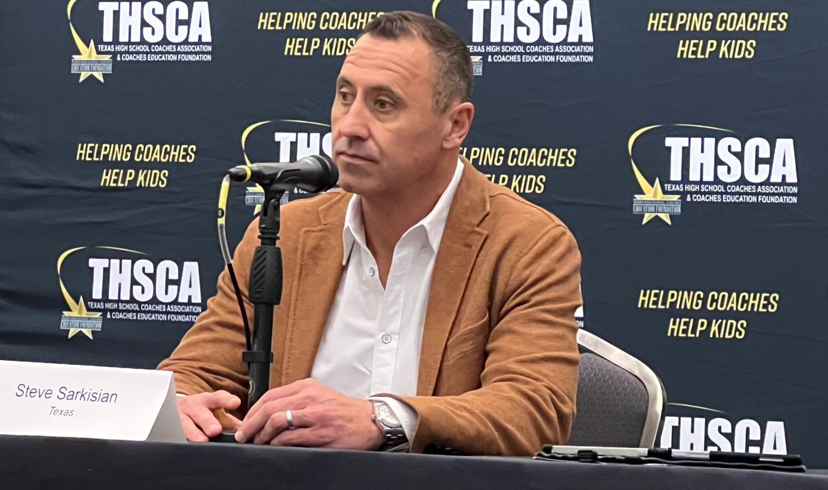 JeffHoweOTF's tweet image. #THSCA2025: @CoachSark said @TexasFootball's opener at @OhioStateFB is "probably the most daunting challenge of a first game" in his coaching career.
He shared his plan to prepare the #Longhorns for the Horseshoe in 40 days.
🔗: ontexasfootball.com/news/articles/… #HookEm @ontexasfootball