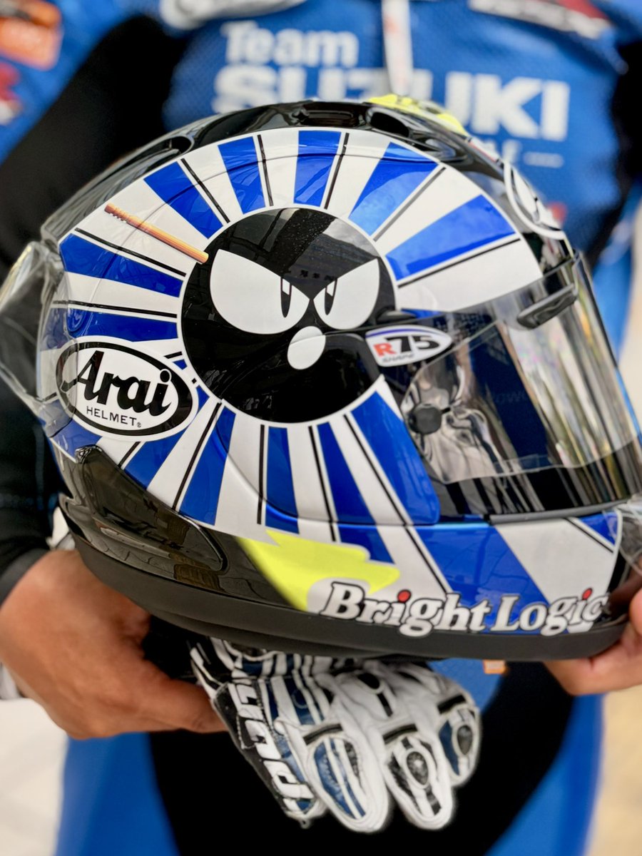 ご存知の方も多いと思いますがヘルメットデザインのモチーフは 太陽