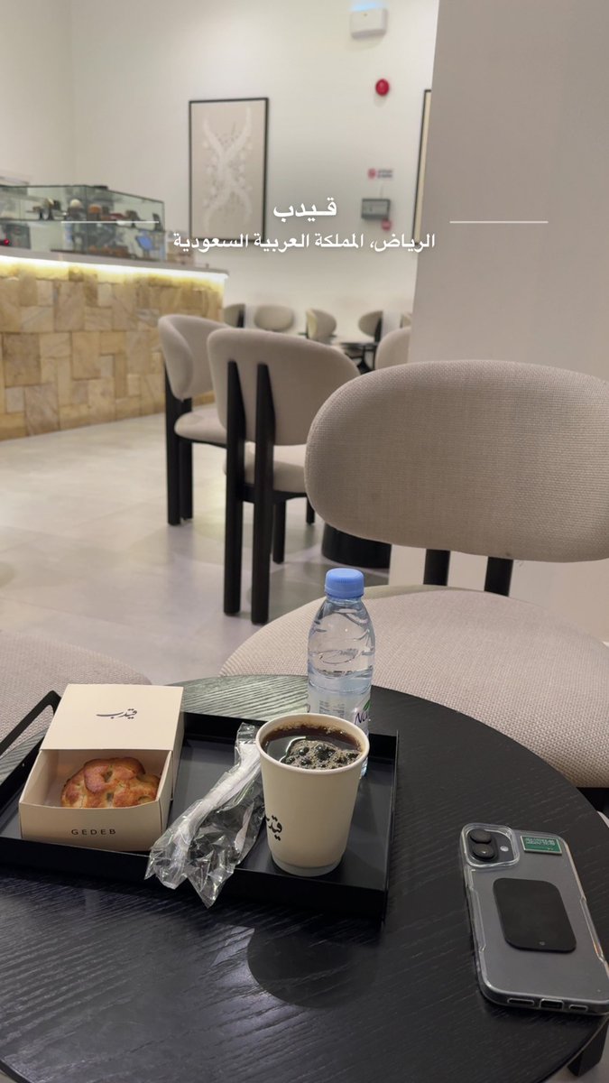 على شرهةٍ يجذب طرفها نسـيم الليل 
سرا الليل والمشتاق ينشد من الغايب.