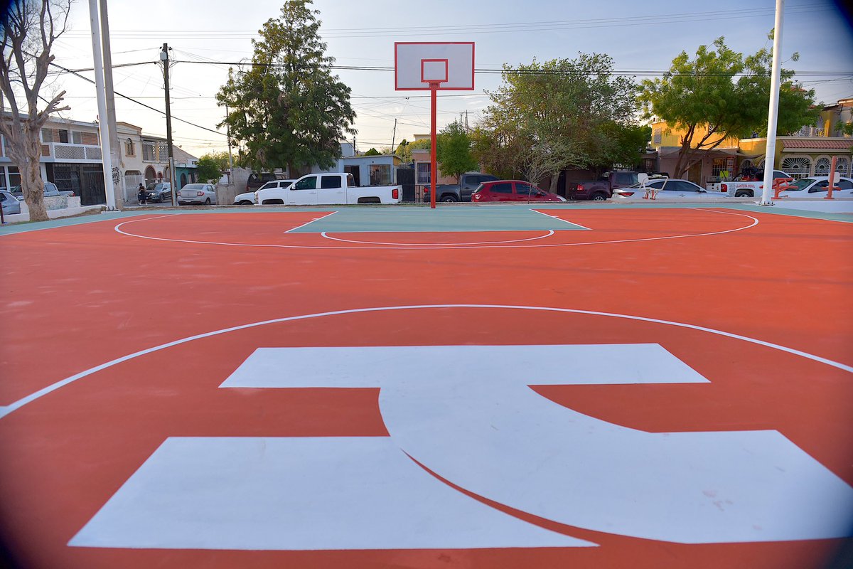 Así quedó el Parque La Doctrina tras la rehabilitación realizada con el Presupuesto CRECES que recientemente entregamos.🌳🏀

En honor a Mónica Félix Navarro, periodista comprometida con las causas de su colonia, colocamos una placa que da nombre a este espacio donde dejó huella.