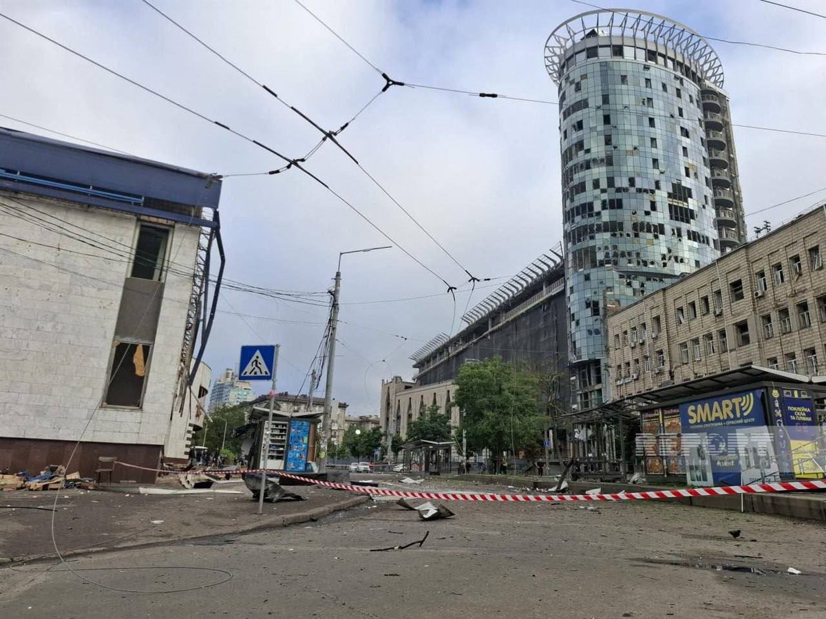 Alex_Oloyede2's tweet image. 🇷🇺⚡Reports that strikes carried out by the Russian MoD on the the center of Kiev left multiple buildings near the embassy of Azerbaijan damaged.
Days ago, Azerbaijani President, Aliyev urged that Zelensky did not negotiate for peace with Putin.
A slight warning to Aliyev's…