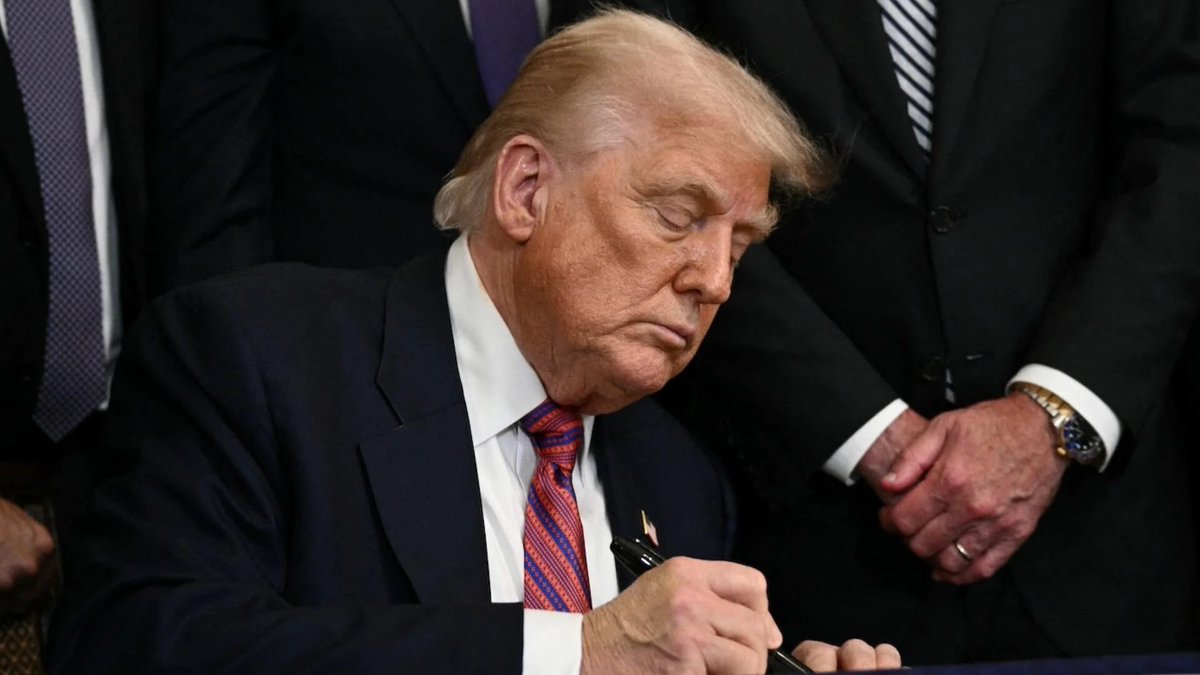 AFpost's tweet image. The Trump administration released over 230,000 pages of FBI files on Martin Luther King Jr., against the wishes of his family, who had requested more time to review them first.
Follow: @AFpost