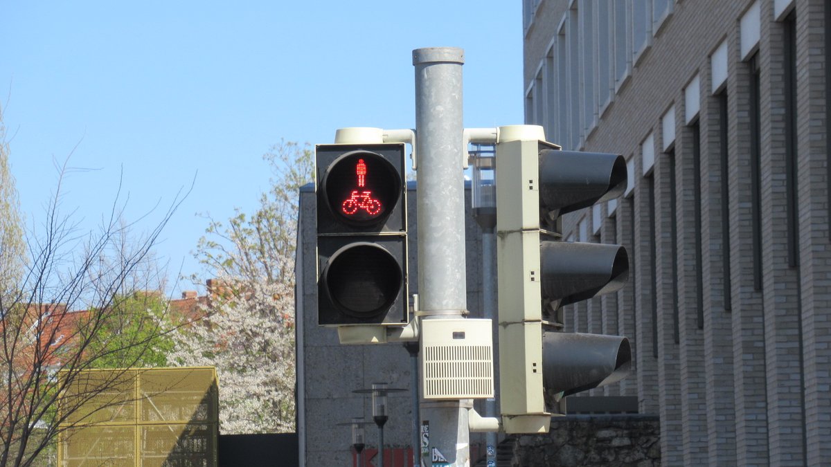 Penalosa_G's tweet image. A few seconds that SAVE lives.
When walkers or cyclists are at corner, drivers confused if they'll cross or just standing. Give 5 - 8 seconds head start clarifies intention, increases visibility, SAVE LIVES.
Cities like TO have only for walkers; include both, $0 cost, a plastic.