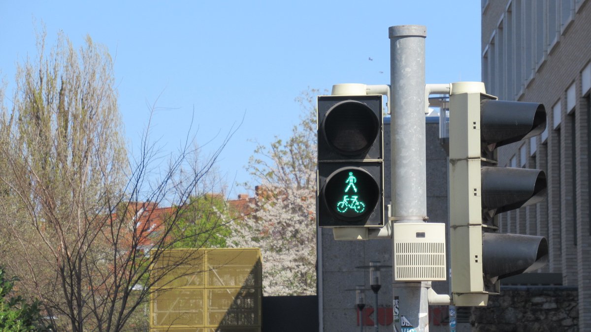 Penalosa_G's tweet image. A few seconds that SAVE lives.
When walkers or cyclists are at corner, drivers confused if they'll cross or just standing. Give 5 - 8 seconds head start clarifies intention, increases visibility, SAVE LIVES.
Cities like TO have only for walkers; include both, $0 cost, a plastic.