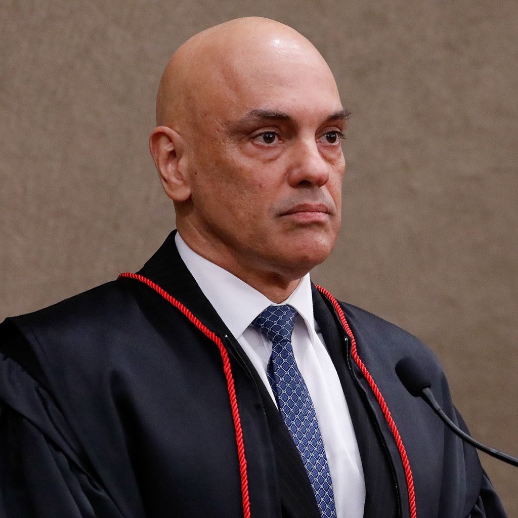 eixopolitico's tweet image. 🇧🇷 ATENÇÃO: Ministro Alexandre de Moraes determina o bloqueio de todos os bens móveis, imóveis e contas bancárias de Eduardo Bolsonaro.
A decisão foi proferida no final de semana. O salário do deputado, que está nos EUA, ficará bloqueado.