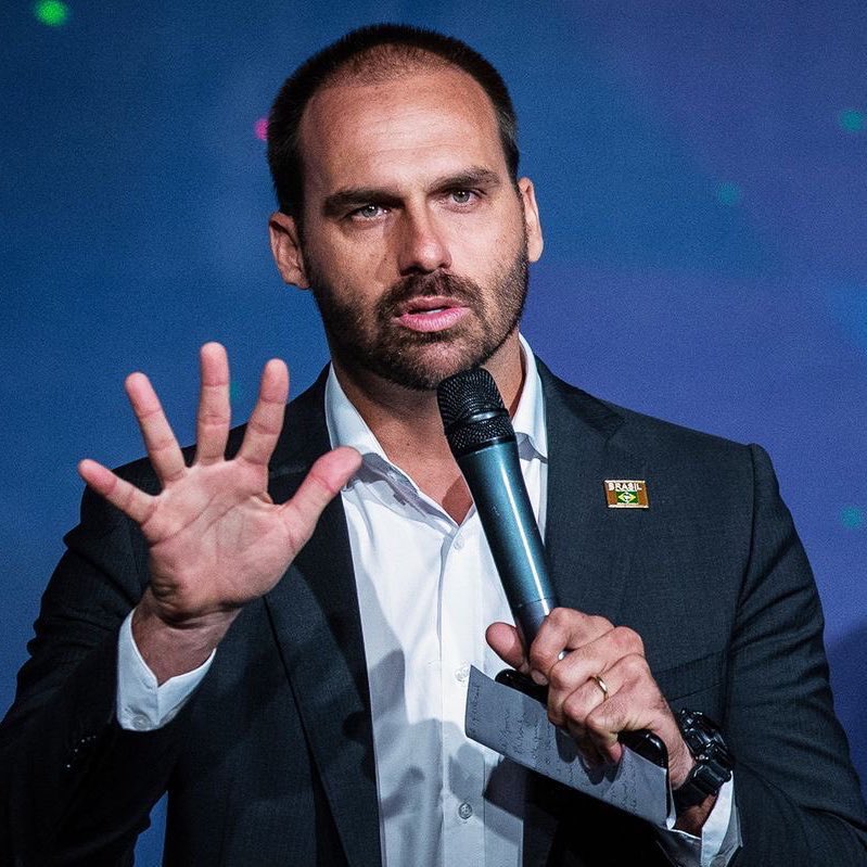 eixopolitico's tweet image. 🇧🇷 ATENÇÃO: Ministro Alexandre de Moraes determina o bloqueio de todos os bens móveis, imóveis e contas bancárias de Eduardo Bolsonaro.
A decisão foi proferida no final de semana. O salário do deputado, que está nos EUA, ficará bloqueado.