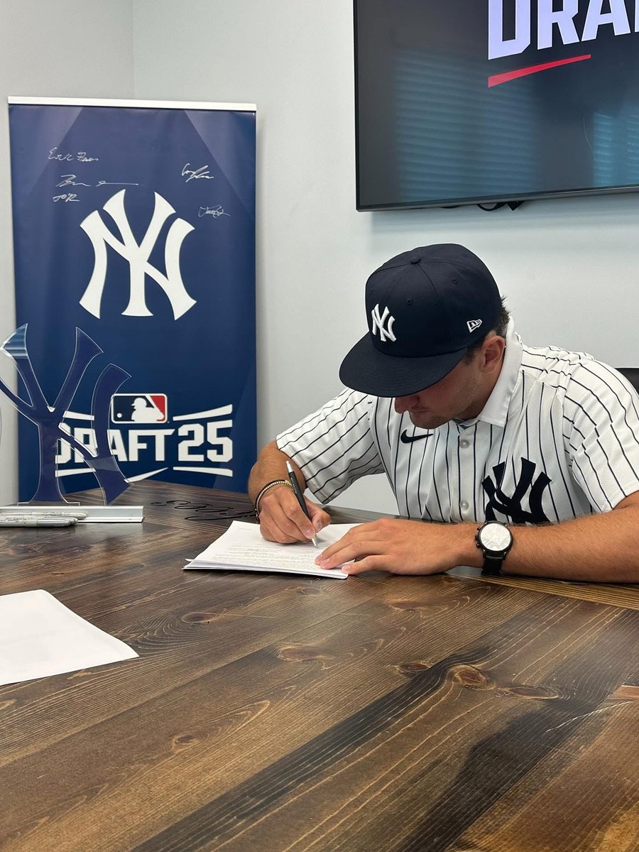 ⚾️ Congrats to Greg Bozzo, whose parents are UC grads, on signing a contract with the New York Yankees!⚾️
Bozzo is playing for the Yankees’ Rookie League team in the Florida Complex League in Tampa. Greg’s mother, Jen, graduated from UC in 1990. His father, Greg, graduated in ‘87
